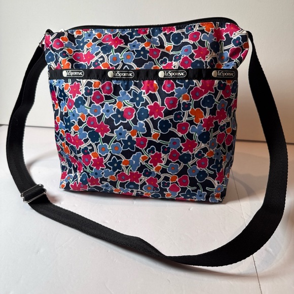 LeSportsac Small Cleo Crossbody Bag In A Floral Print Pre-owned. Great Condition - Picture 1 of 12